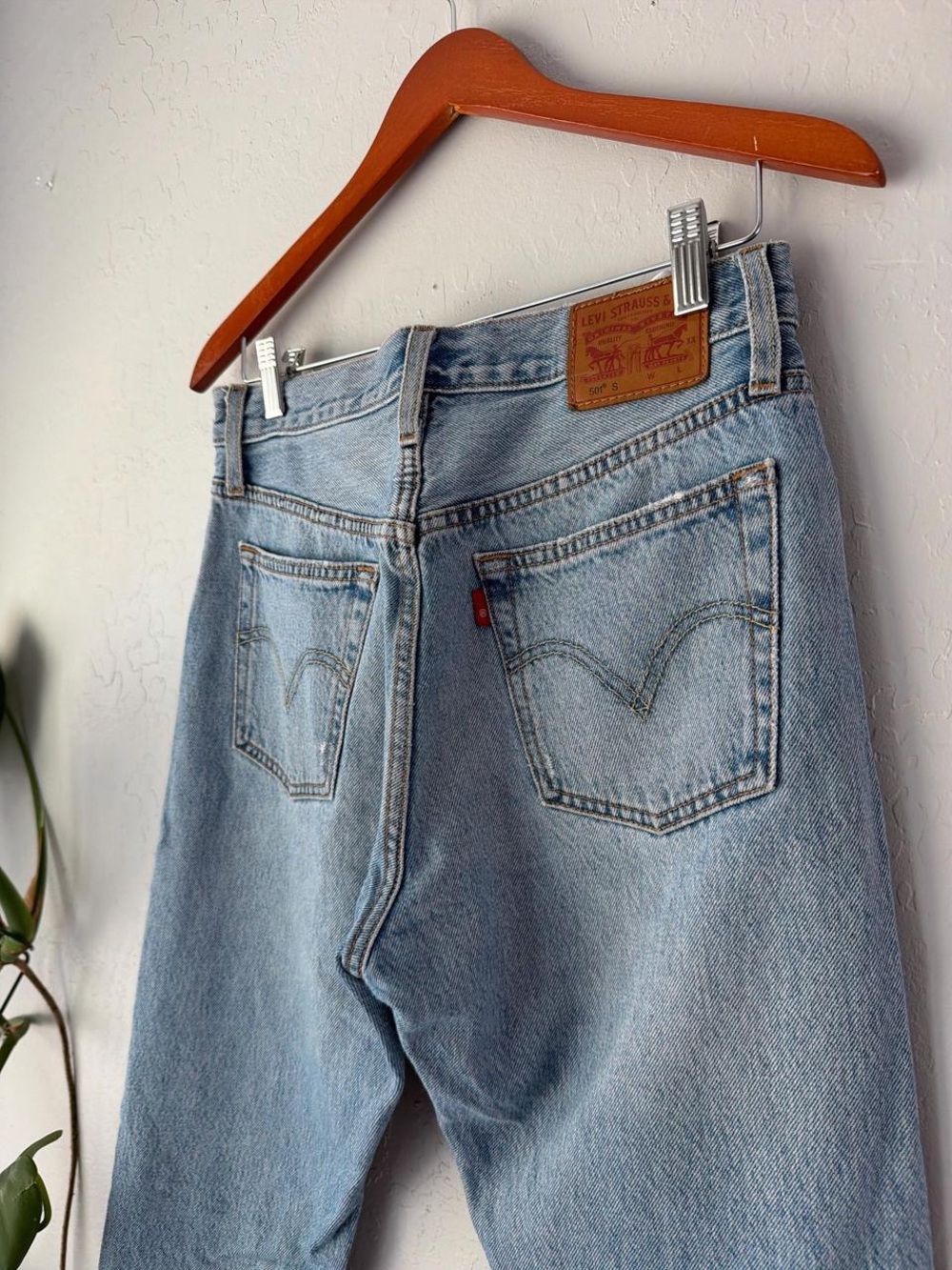 Levi's Women's Light Wash High-Rise Mom Jeans
